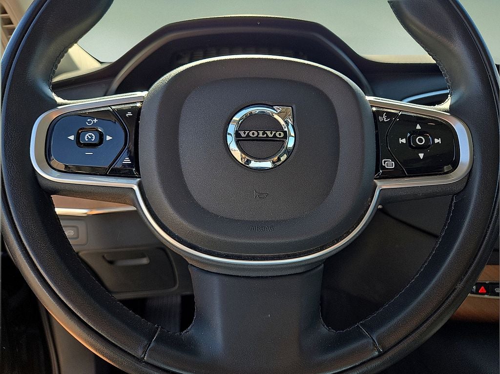 2022 Volvo XC90 T6 Momentum